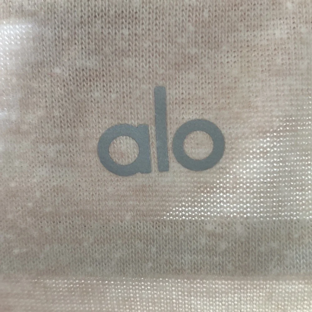 ALO. Long sleeve shirt. - Picture 2 of 3